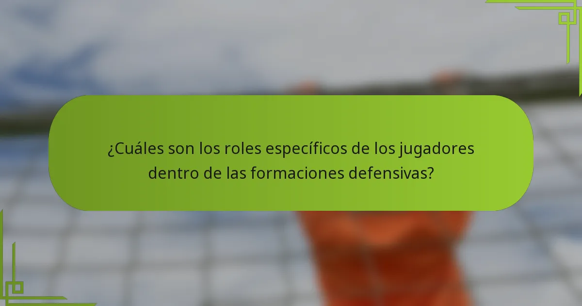 ¿Cuáles son los roles específicos de los jugadores dentro de las formaciones defensivas?
